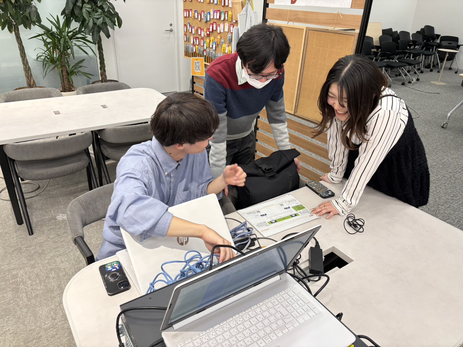 先輩と一緒に機材や教材を使って学ぶ社内研修の様子